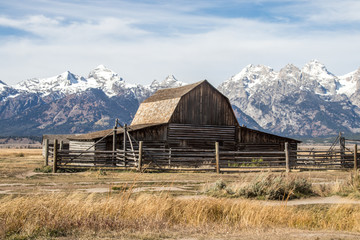 Fototapeta na wymiar A barn on Mormon Row in Grand Teton National Park. In the background are the beautiful mountains of Wyoming, USA.