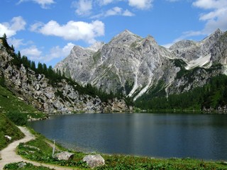 Fototapeta na wymiar Am Tappenkarsee in den Niederen Tauern, Österreich. Die Gipfel heißen Wildkarhöhe (mitte) und Rothorn (links)