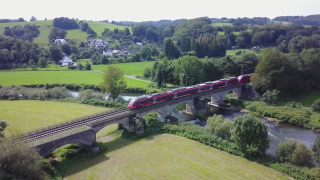 Bahndstrecke mit Br&uuml;cke im Siegtal ohne CG