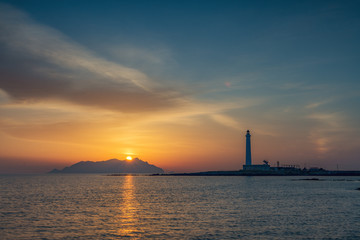 Il sole tramonta sull'isola di Marettimo, arcipelago delle isole Egadi IT