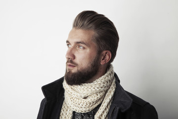 Attraktiver bärtiger Mann mit Schal seitlich. © Cara-Foto