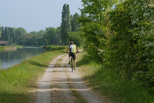 ciclista pedalando in campagna