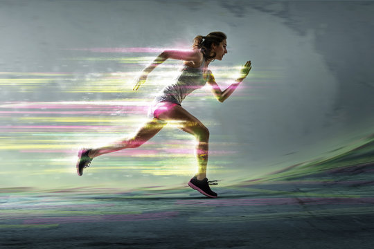 Läuferin mit surrealen Lichteffekten