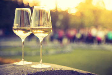 Weingläser in Garten, Luxus, Abendsonne