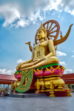 Goldene Touristenattraktion Großer Buddha (von links schräg unten) auf Koh Samui, Thailand