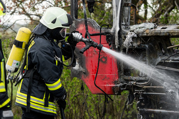 Feuerwehrmann löscht ein Feuer