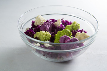 Cauliflowers with red cabbages in bowl