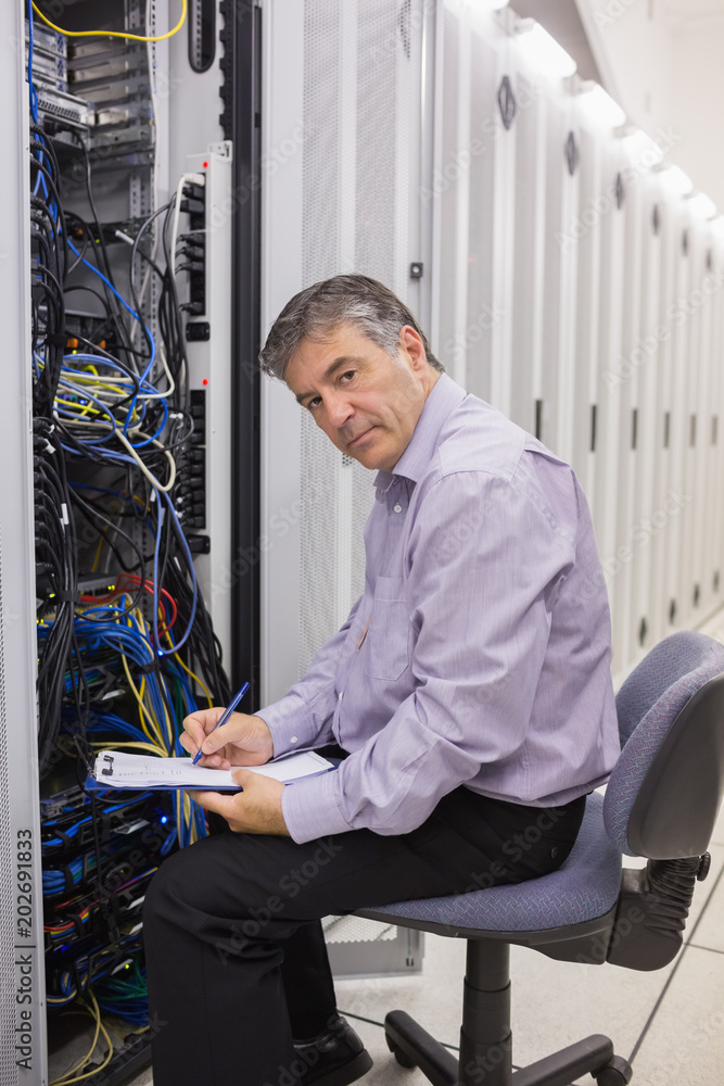 Aufkleber man checking servers and writing on clipboard
