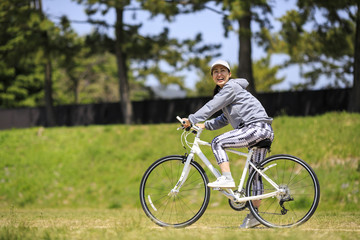Obraz premium ロードバイクに乗る女性