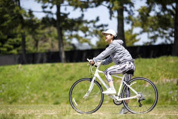 ロードバイクに乗る女性