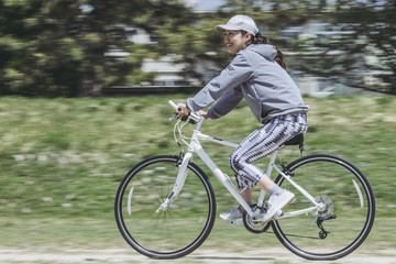 Fototapeta premium ロードバイクに乗る女性