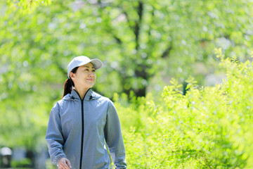 新緑の中を散歩する女性