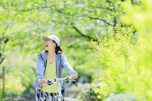 ロードバイクを押しながら散歩する女性 Wall Mural Wallpaper Murals Beeboys ロードバイクを押しながら散歩する女性 Wall Mural Wallpaper Murals Beeboys