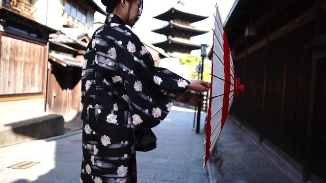 京都　和風イメージ　傘を持った女性