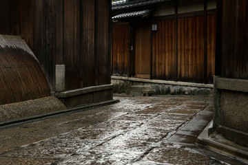雨降る京都の石塀小路