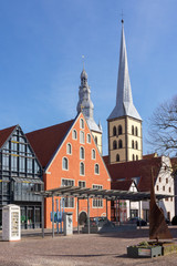 Waisenhausplatz mit Ballhaus, Zeughaus und Kirche St. Nikolai in Lemgo, Nordrhein-Westfalen