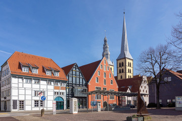 Waisenhausplatz mit Ballhaus, Zeughaus und Kirche St. Nikolai in Lemgo, Nordrhein-Westfalen