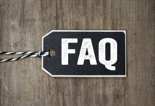 Anhänger auf Holzhintergrund Kontakt Support Kundenhotline FAQ