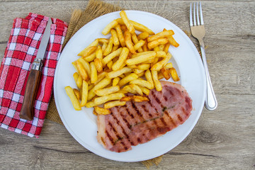 jambon grillé et frites