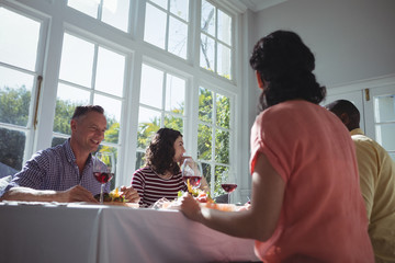 Obraz premium Group of friends interacting while having meal