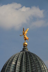 Fototapeta na wymiar Blauer Himmel, Kuppel, golden 
