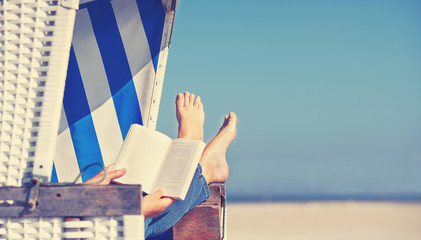 Lesen im Strandkorb