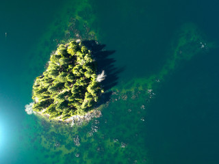 Obraz premium Island Paradise From Above Green Water Trees