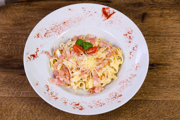 Carbonara pasta with cheese