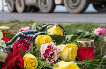 Verkehrsunfall, Blumen an einer Unfallstelle