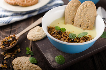 Vanilla pudding with homemade granola