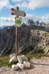  Wegweiser in den Dolomiten, Südtirol, Italien - Alpen