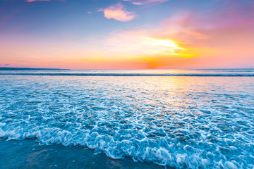 Stralende zee strand zonsondergang