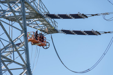Ingenieurelektriker im Skylift, Strommast Reparatur