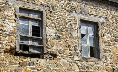 Tréguier. Très vieille façade et vitres cassées. Côtes d'Armor. Bretagne