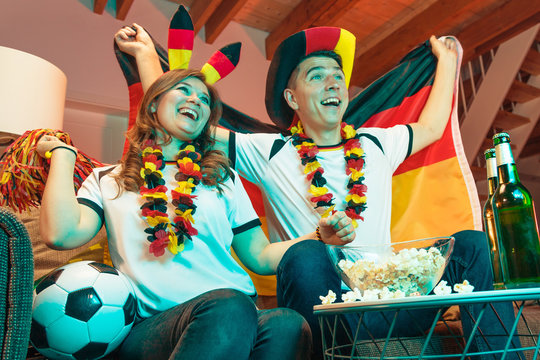 
Deutschland Fans zuhause bei Fussball WM live ubertragung.