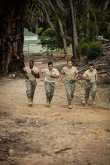 Naklejka premium Soldiers running