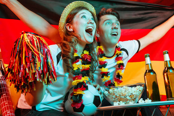 Obraz na płótnie Canvas Deutschland Fans zuhause bei Fussball WM live ubertragung.