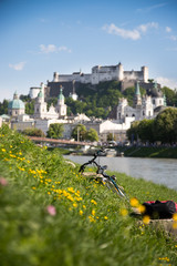 Fahrrad-Stadt Salzburg: Fahrrad im Vordergrund, Altstadt-Kulisse im Hintergrund