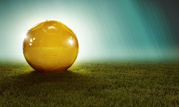 Goldener Fußball im Gras