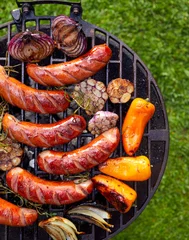 Foto op Plexiglas Grilled sausages and vegetables on a grilled plate, outdoor, top view. Grilled food, bbq © zi3000