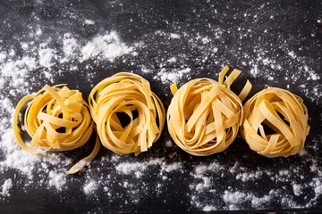 Türaufkleber Esszimmer frische Pasta auf einem Holztisch