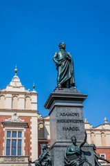 Le monument d'Adam Mickiewicz sur la place Rynek Głowny à Cracovie