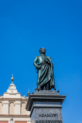 Fototapeta na wymiar Le monument d'Adam Mickiewicz sur la place Rynek Głowny à Cracovie