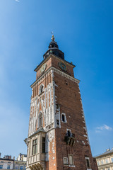 Fototapeta na wymiar Tour de l'Hôtel de Ville et Place Rynek Głowny à Cracovie