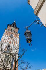 Fototapeta na wymiar Tour de l'Hôtel de Ville et Place Rynek Głowny à Cracovie
