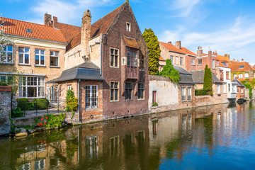 Fototapeta premium View of a canal and old historical buildings in Bruges, Belgium