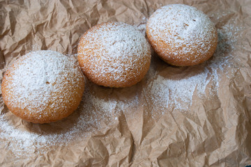 Fototapeta na wymiar Cupcakes are stuffed with sugar powder.