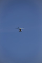 Hélicoptère du SAMU en vol d'intervention d'urgence médicale