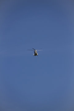 Hélicoptère du SAMU en vol d'intervention d'urgence médicale