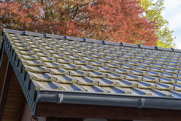 Dachziegel auf einem großen Gartenhaus